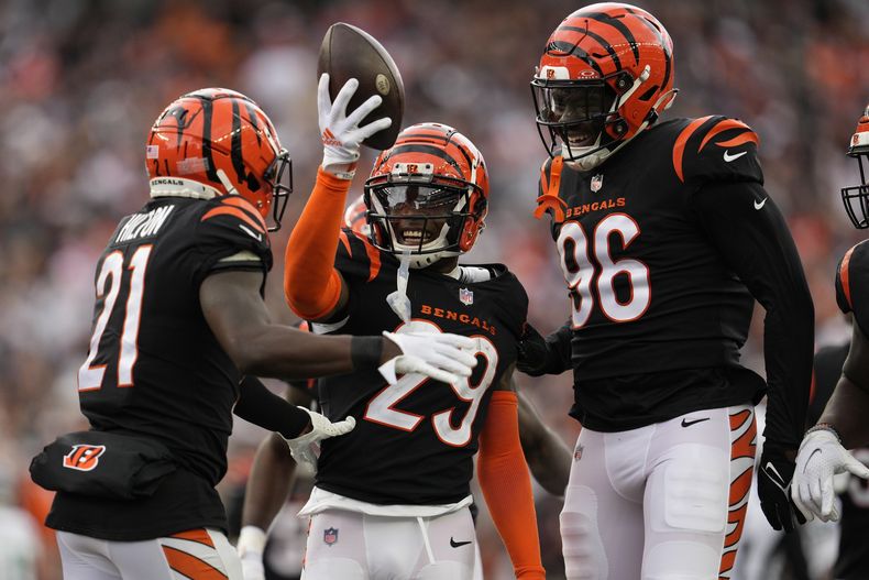 Cam Taylor-Britt (29), de los Bengals de Cincinnati, celebra con sus compañeros una intercepción en la segunda mitad del partido ante los Seahawks de Seattle, el domingo 15 de octubre de 2023, en Cincinnati. (AP Foto/Jeff Dean)