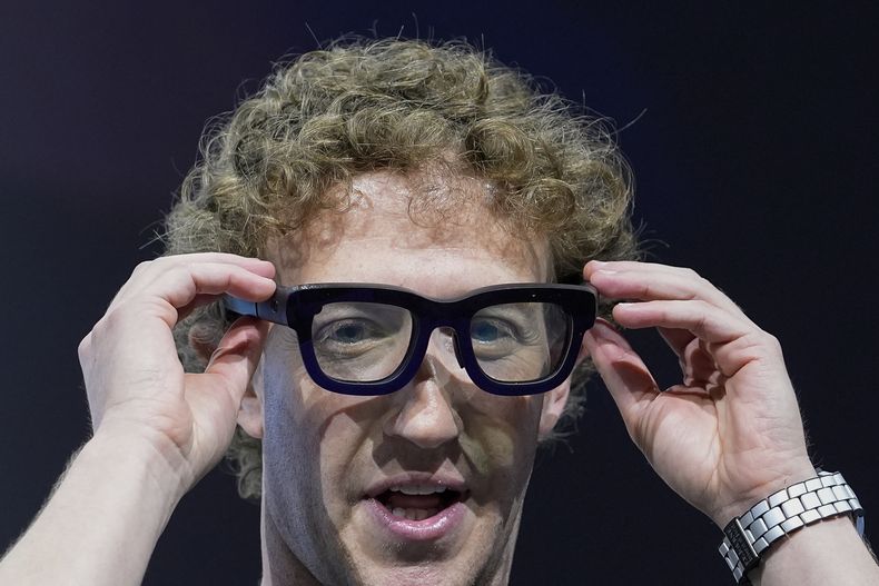 Mark Zuckerberg usa un par de gafas Orion AR durante la conferencia Meta Connect, el 25 de septiembre de 2024, en Menlo Park, California (AP Foto/Godofredo A. Vásquez)