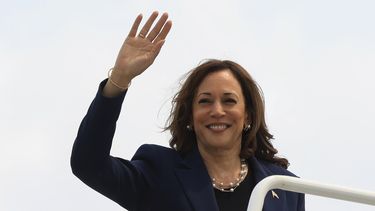 La vicepresidenta Kamala Harris saluda al abordar el Air Force Two después de un evento de campaña en Milwaukee, Wisconsin, el martes 23 de julio de 2024. (Kevin Mohatt/Pool vía AP)