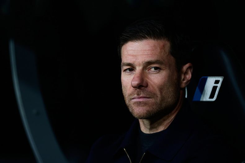 ARCHIVO - El director técnico del Real Madrid, Xabi Alonso, observa antes del partido de fútbol de la Liga española entre el Real Madrid y el Real Betis de Sevilla en Madrid, España, el 4 de enero de 2026. (Foto AP/Pablo García, Archivo)