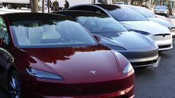 ARCHIVO - Vehículos Tesla son exhibidos en la muestra automotriz AutoMobility LA, el jueves 21 de noviembre de 2024, en Los Ángeles. (AP Foto/Damian Dovarganes, archivo)
