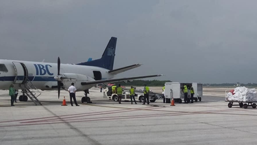 el aeropuerto de holguin recibe un vuelo con carga humanitaria procedente de miami