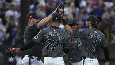 Pete Alonso, Mark Vientos, Francisco Lindor y Jeff McNeil, de los Mets de Nueva York, celebran juntos después de ganar contra los Marlins de Miami, el sábado 17 de agosto de 2024, en Nueva York. (AP Foto/Pamela Smith)