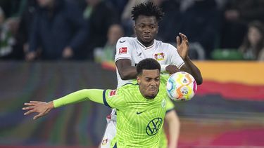 ARCHIVO - Felix Nmecha, del Wolfsburgo, intenta controlar un balón delante de Edmond Tapsoba, del Leverkusen, durante un partido de la liga alemana, el 16 de abril de 2023 (Swen Pfoertner/dpa via AP, archivo)