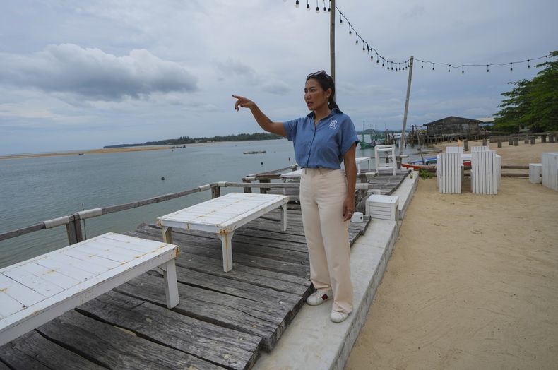 La sobreviviente de un tsunami, Nuengduangjai Sritrakarn, habla con los reporteros de The Associated Press durante una entrevista en Ban Nam khem, en la provincia de Phang Nga, en el sur de Tailandia, el lunes 9 de diciembre de 2024. (AP Foto/Sakchai Lalit)