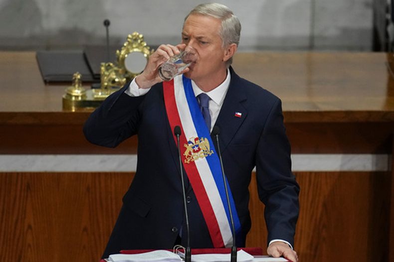 El presidente chileno José Antonio Kast bebe agua mientras pronuncia su discurso anual ante el Congreso en Valparaíso, Chile, el lunes 1 de junio de 2026. (Foto AP/Esteban Félix)