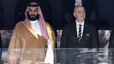 ARCHIVO - El príncipe heredero saudí Mohammed bin Salman (izquierda) y el presidente de la FIFA Gianni Infantino previo al partido inaugural del Mundial de Rusia 2018, en Moscú, el 14 de junio de 2018. (Alexei Nikolsky, Sputnik, Kremlin Pool Foto vía AP, archivo)
