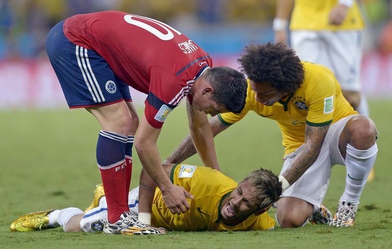 El jugador de  Brasil, Neymar, yace en el suelo tras recibir una falta en un partido contra Colombia por los cuartos de final de la Copa del Mundo el viernes, 4 de julio de 2014, en Fortaleza, Brasil. AP Photo/Manu Fernandez, File)