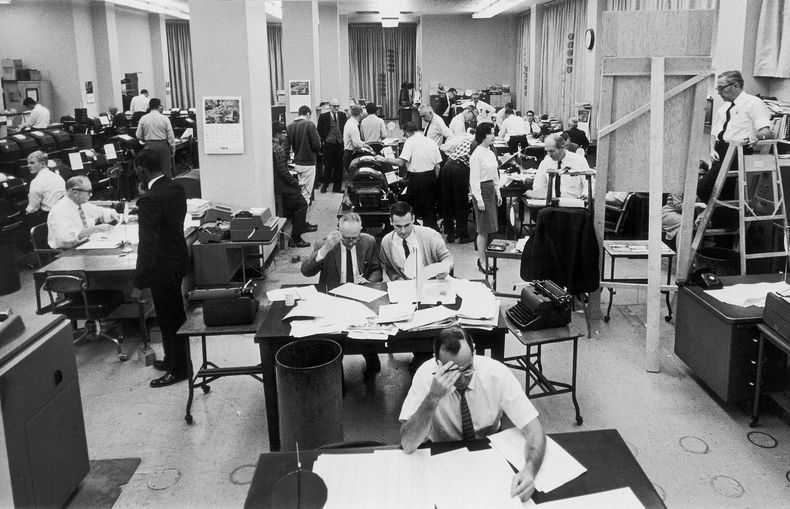 ARCHIVO - Trabajadores en una noche electoral en la oficina de The Associated Press en Washington, el 3 de noviembre de 1964. (AP Foto, Archivo)