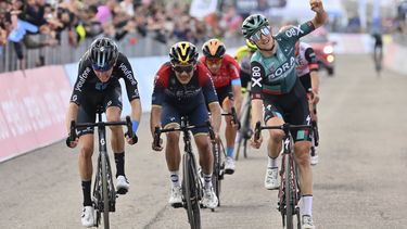 Hindley gana la etapa más dura del Giro, Carapaz 4to