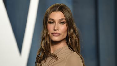 Hailey Bieber es demandada por nombre de marca