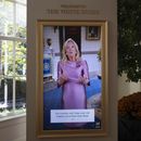Un video de la primera dama estadounidense Jill Biden dándole la bienvenida a visitantes a la Casa Blanca, el viernes 18 de octubre del 2024 en la Casa Blanca en Washington. (Foto AP /Manuel Balce Ceneta)