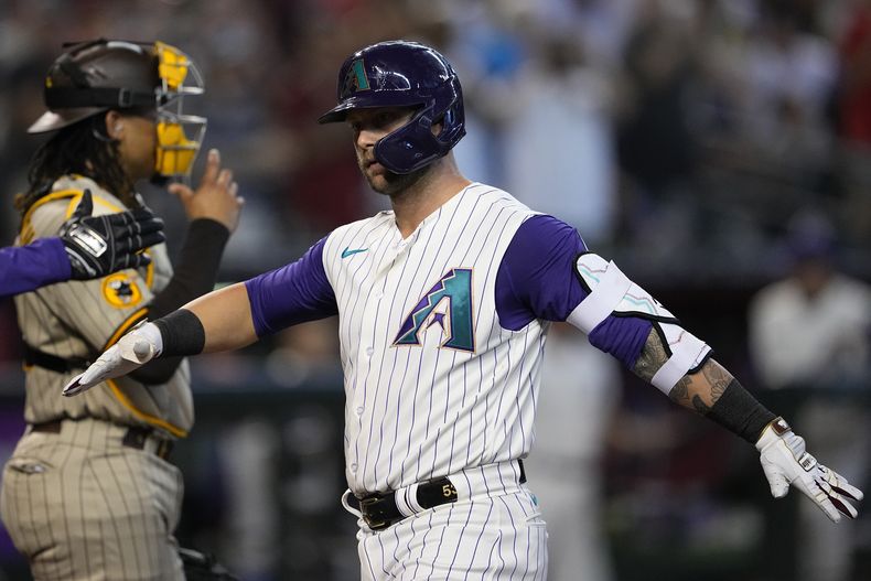Christian Walker, de los Diamondbacks de Arizona, festeja su jonrón de dos carreras en el juego del sábado 12 de agosto de 2023, ante los Padres de San Diego (AP Foto/Matt York)
