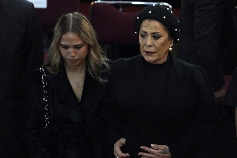 Alejandra Guzmán, acompañada por su sobrina Giordana Guzmán, derrama lágrimas durante un funeral conmemorativo para su madre, la actriz mexicana Silvia Pinal, en el Palacio de Bellas Artes, en la Ciudad de México, el sábado 30 de noviembre de 2024. Pinal, actriz de la Época de Oro de cine mexicano de las décadas de 1940 y 1950 murió el jueves. Tenía 93 años. (Foto AP/Aurea Del Rosario)