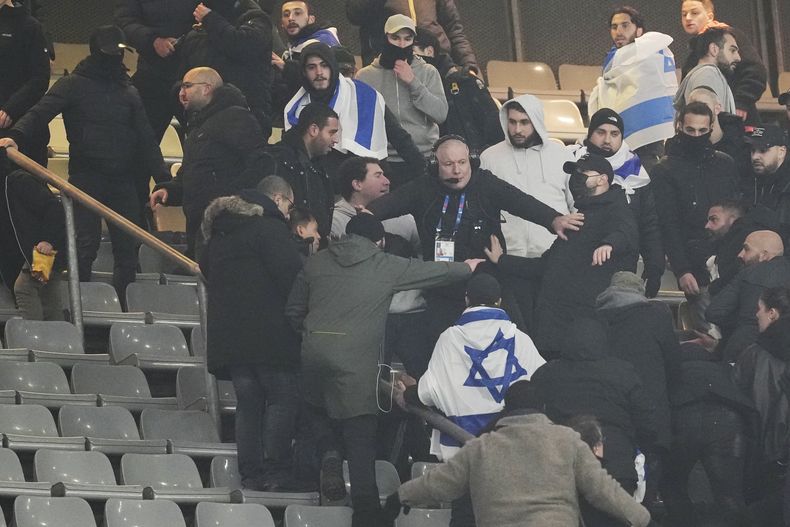 Aficionados discuten en las gradas durante un encuentro de la Liga de Naciones entre Francia e Israel dentro del Stade de France el jueves 14 de noviembre del 2024. (AP Foto/Thibault Camus)