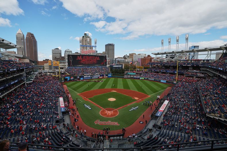 Vista del estadio Progressive Field previo al primer juego de la serie divisional de la Liga Americana entre los Guardianes de Cleveland y los Medias Blancas de Chicago, el sábado 3 de octubre de 2026, en Cleveland. (AP Foto/Tim Phillis)