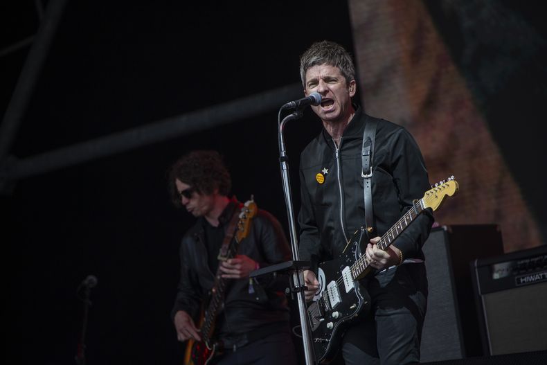 ARCHIVO - Noel Gallagher se presenta como parte de Noel Gallaghers High Flying Birds en el Festival de Glastonbury en Worthy Farm, Somerset, Inglaterra, el 25 de junio de 2022. (Foto Joel C Ryan/Invision/AP, archivo)