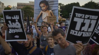 Activistas israelíes participan en una protesta contra la guerra en la Franja de Gaza, las medidas de Israel sobre distribución de comida y el desplazamiento forzoso de palestinos, en Tel Aviv, Israel, el martes 22 de julio de 2025. (AP Foto/Ohad Zwigenberg)