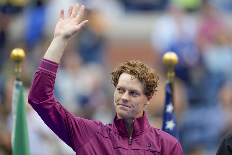 Jannik Sinner saluda tras vencer a Taylor Fritz en la final del Abierto de Estados Unidos, el domingo 8 de septiembre de 2024, en Nueva York. (AP Foto/Julia Nikhinson)