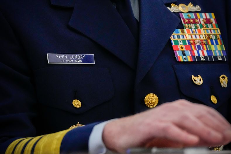 El nombre y las condecoraciones del almirante Kevin Lunday, comandante interino de la Guardia Costera de Estados Unidos, vistas en su uniforme durante una vista del Comité de Comercio, Ciencia y Transporte del Senado para su nominación para el cargo, el 19 de noviembre de 2025, en el Capitolio, Washington. (AP Foto/Julia Demaree Nikhinson)
