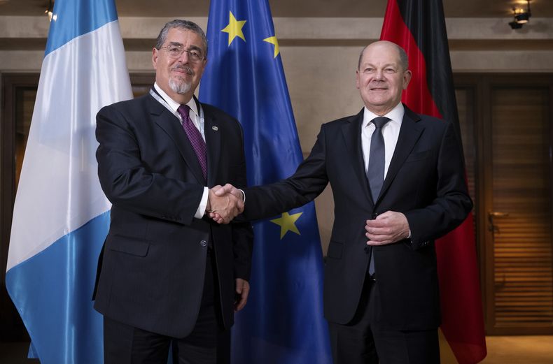 El presidente de Guatemala, Bernardo Arévalo (izquierda), y el canciller alemán Olaf Scholz se saludan durante una reunión en el marco de la Conferencia de Seguridad de Múnich, Alemania, el sábado 17 de febrero de 2024. (Sven Hoppe/DPA via AP, Pool)