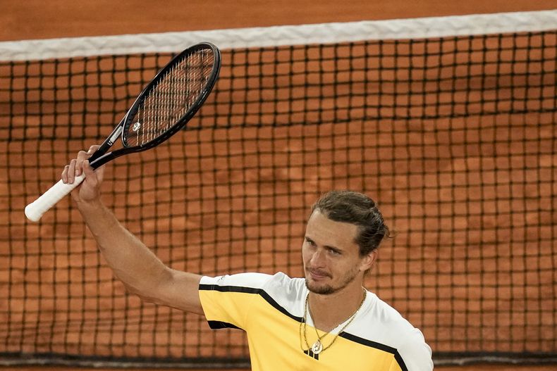 El alemán Alexander Zverev celebra tras ganar su partido de semifinales del Abierto de Francia contra el noruego Casper Ruud en el estadio Roland Garros de París, el viernes 7 de junio de 2024. (AP Foto/Christophe Ena)