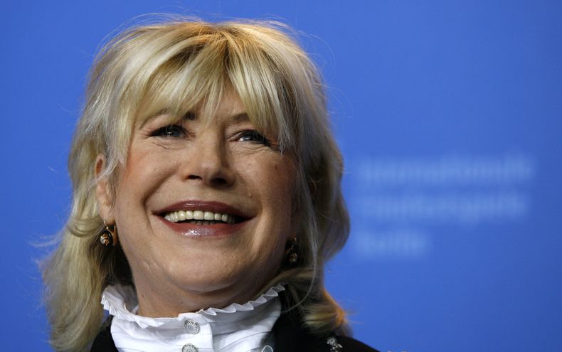 ARCHIVO - La actriz y cantante británica Marianne Faithfull posa durante una sesión fotográfica para su película Irina Palm en el 57º Festival Internacional de Cine de Berlín Berlinale en Berlín, el martes 13 de febrero de 2007. (Foto AP/Markus Schreiber,archivo)