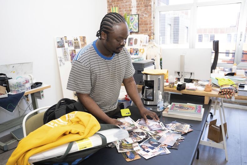 El diseñador de moda y fundador de Agbobly, Jacques Agbobly, posa para un retrato el jueves 1 de mayo de 2025 en Nueva York. (Foto AP/Gary Gerard Hamilton)