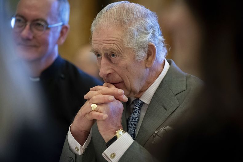 En esta imagen de archivo, el rey Carlos III de Inglaterra participa en una reunión en el Palacio de Buckingham, en Londres, el 13 de diciembre de 2023. (Aaron Chown/Pool Foto vía AP, archivo)