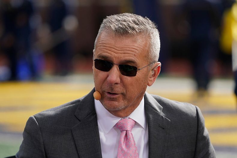 ARCHIVO - Urban Meyer, analista de FOX Sports de fútbol americano universitario, aaprece previo a un partido de la NCAA entre las universidades de Michigan y Penn State, el 15 de octubre de 2022, en Ann Arbor, Michigan. (AP Foto/Paul Sancya, Archivo)