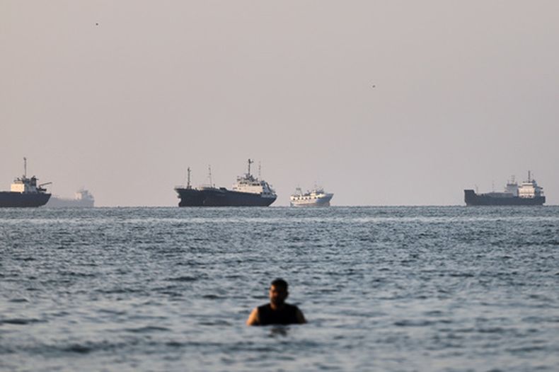El Estrecho de Ormuz, frente a Bandar Abbas, Irán, el 8 de junio del 2026. (Amirhosein Khorgooi/ISNA via AP)