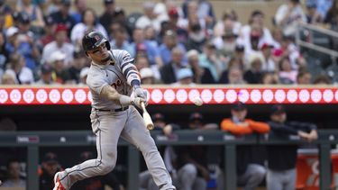 El puertorriqueño Javier Báez, de los Tigres de Detroit, conecta un triple en el juego del jueves 15 de junio de 2023, ante los Mellizos de Minnesota (AP Foto/Bailey Hillesheim)