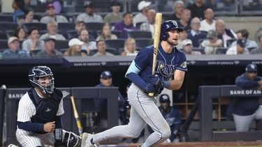 Josh Lowe, de los Rays de Tampa Bay, observa la pelota al conectar un doble de tres carreras ante los Yanquis de Nueva York, el jueves 11 de mayo de 2023 (AP Foto/Mary Altaffer)