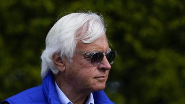 Bob Baffert, dueño de National Treasure que participa en Preakness camina junto a los establos antes de la 148ma edición de la carrera en Pimlico Race Course el viernes 19 de mayo del 2023. (AP Foto/Julio Cortez)