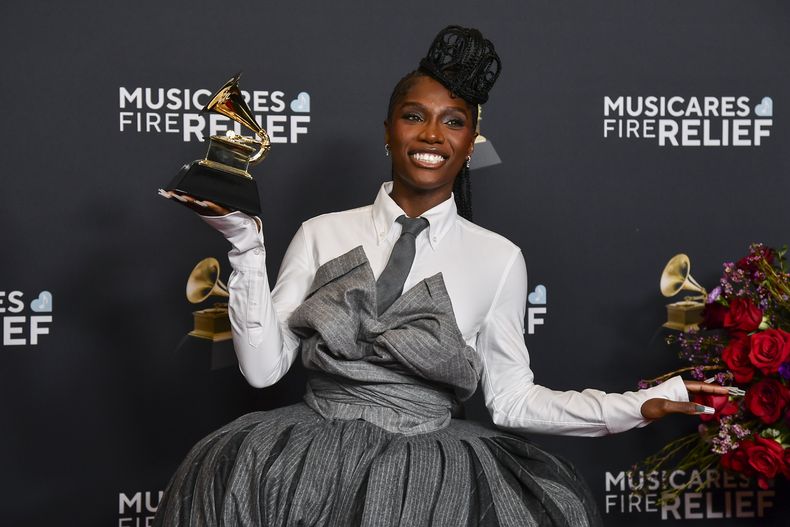 Doechii posa en la sala de prensa con el premio al mejor álbum de rap por Alligator Bites Never Heal durante la 67ª entrega anual de los premios Grammy el domingo 2 de febrero de 2025 en Los Ángeles. (Foto Richard Shotwell/Invision/AP)