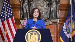 La gobernadora de Nueva York, Kathy Hochul, presenta su presupuesto en el Capitolio estatal, Albany, Nueva York, martes 16 de enero de 2024. (AP Foto/Hans Pennink)