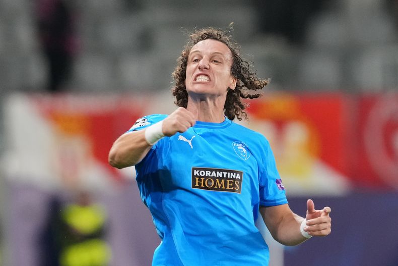 David Luiz celebra tras anotar el primer gol de Pafos ante Mónaco en la Liga de Campeones, el miércoles 26 de noviembre de 2025. (AP Foto/Petros Karadjias)