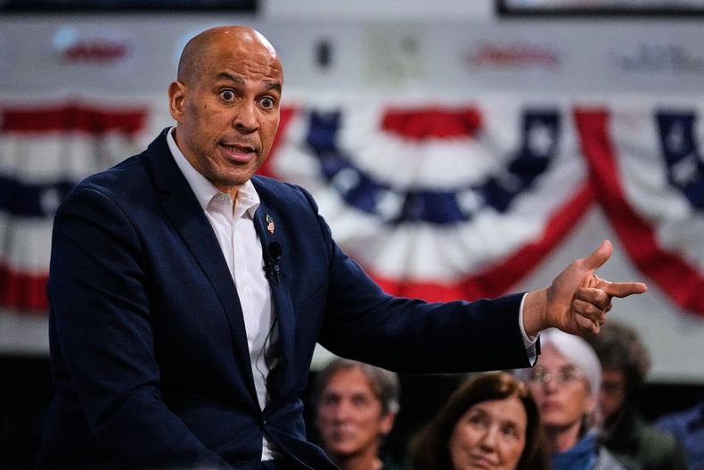 El senador demócrata por Nueva Jersey Cory Booker en un evento en Manchester, Nueva Hampshire, el 14 de noviembre del 2025. (AP foto/Charles Krupa)