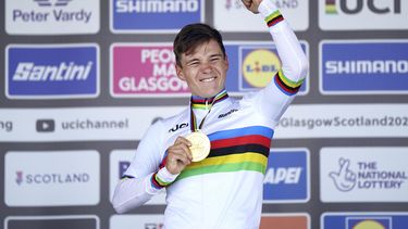 El belga Remco Evenpoel celebra su victoria en la contrarreloj durante el Campeonato Mundial de ciclismo en Stirling, Reino Unido el viernes 11 de agosto del 2023. (Tim Goode/PA via AP)