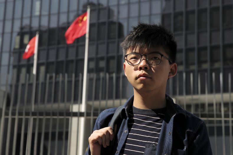 ARCHIVO - El activista Joshua Wong permanece afuera del edificio del Consejo Legislativo en Hong Kong, el jueves 28 de noviembre de 2019. (AP Foto/Kin Cheung, archivo)