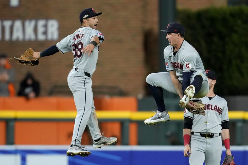 Steven Kwan de los Guardianes de Cleveland celebra con su compañero Will Brennan al final del juego 4 de la serie divisional de la Americana el jueves 10 de octubre del 2024. (AP Foto/Paul Sancya)
