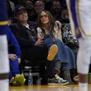 ARCHIVO - Ben Affleck y Jennifer López miran un partido de baloncesto de la NBA entre los Warriors de Golden State y los Lakers de Los Angeles en Los Ángeles, el 16 de marzo de 2024. (Foto AP/Ashley Landis, archivo)