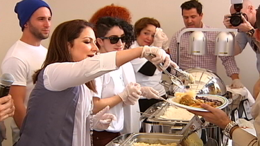 gloria y emilio estefan reparten cena por el dia de accion de gracias a los mas necesitados