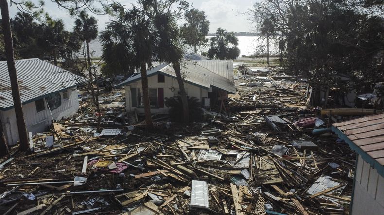 En la imagen, vista de la destrucción causada por el huracán Helene en el Faraway Inn Cottages and Motel, en el Cayo Cedar, Florida, el 27 de septiembre de 2024. (AP Foto/Stephen Smith)