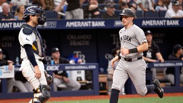 El cátcher de los Rays de Tampa Bay Nick Fortes observa mientras Ben Rice de los Yankees de Nueva York anota con el sencillo de Cody Bellinger en la octava entrada el jueves 9 de julio del 2026. (AP Foto/Jason Behnken)