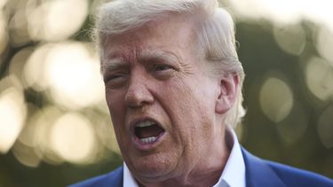 El presidente de Estados Unidos, Donald Trump, habla con periodistas antes de subir al Marine One en el Jardín Sur de la Casa Blanca, el martes 24 de junio de 2025, en Washington. (AP Foto/Evan Vucci)