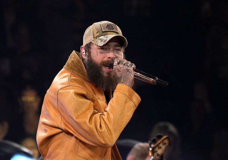 ARCHIVO - Post Malone presenta un popurrí en la 57a edición anual de los premios CMA el miércoles 8 de noviembre de 2023 en Nashville, Tennessee. (Foto AP/George Walker IV, archivo)