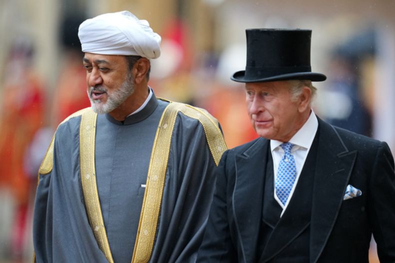 El sultán de Omán Haitham bin Tarik con el rey Carlos III de Inglaterra en el Castillo de Windsor, en Windsor, Inglaterra, el 20 de octubre del 2026. (AP foto/Kirsty Wigglesworth, Pool)