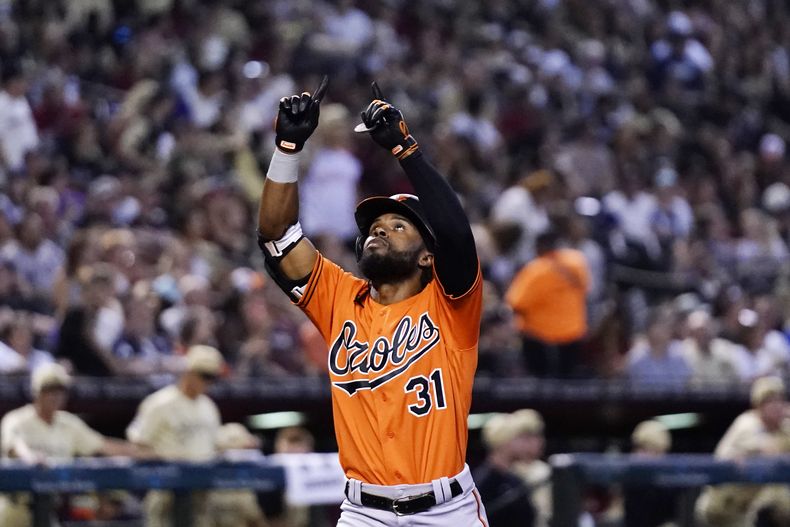 Cedric Mullins, de los Orioles de Baltimore, festeja luego de batear un cuadrangular de tres carreras ante los Diamondbacks de Arizona, el sábado 2 de septiembre de 2023 (AP Foto/Ross D. Franklin)