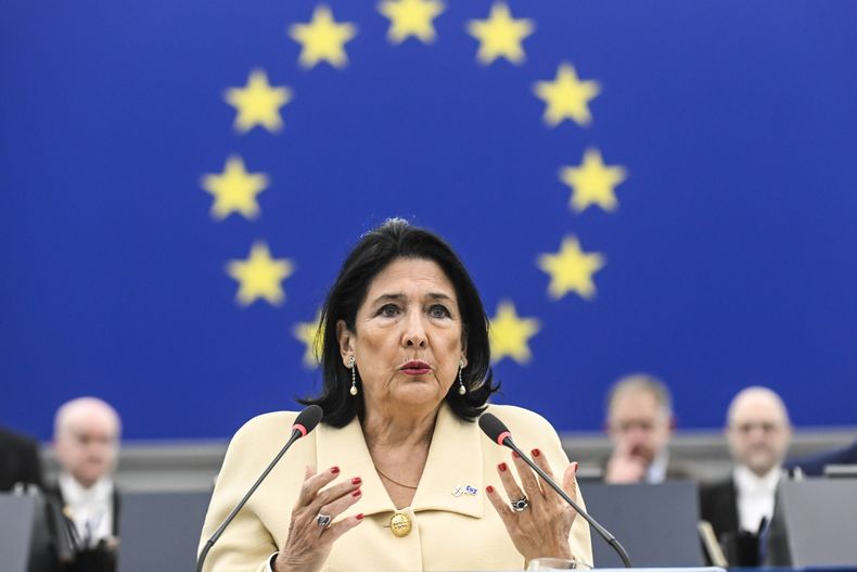 La presidenta saliente de Georgia, Salome Zourabichvili, ofrece su discurso ante el Parlamento Europeo y pide a la Unión Europea que presione al gobierno prorruso de su país para que celebre nuevas elecciones, entre represión policial a manifestantes opositores, el miércoles 18 de diciembre de 2024 en Estrasburgo, en el este de Francia. (AP Foto/Pascal Bastien)